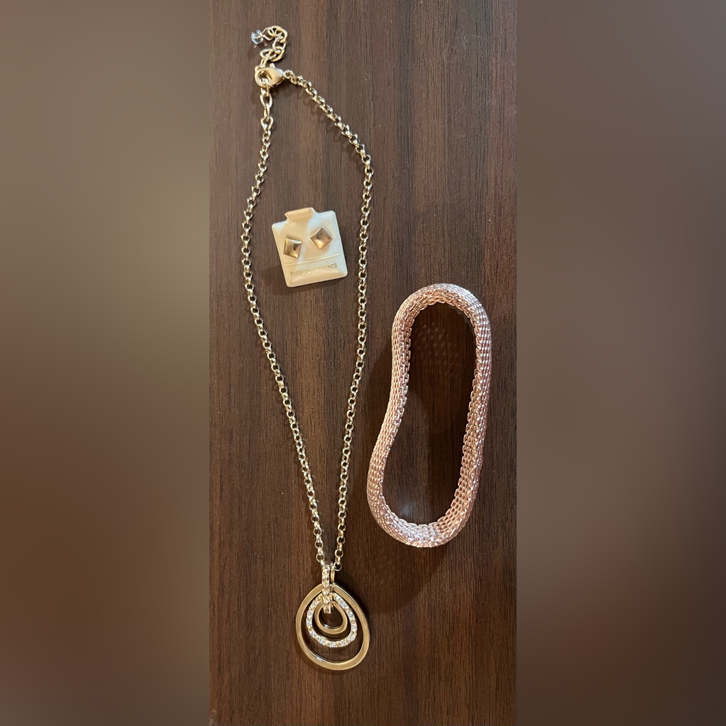 Time And Tru Gold Necklace And Rose Gold Bracelet Set-Euc 20$